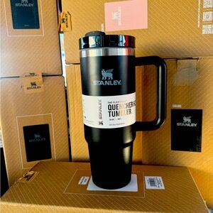 Stanley cup
The flowstate quencher h2.0 tumbler
40 oz or 1.18L
All day hydration